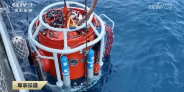 Cuatro buzos usaron el buque de rescate de submarinos tipo 927 Jingpohu (830), con presurización durante un día y medio y descompresión de dos semanas tras la inmersión a 310 metros. Créditos: CCTV-7.