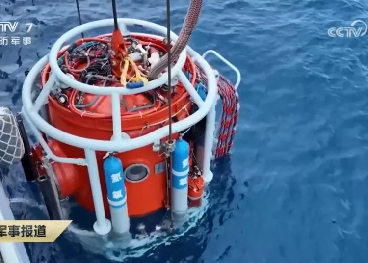 Cuatro buzos usaron el buque de rescate de submarinos tipo 927 Jingpohu (830), con presurización durante un día y medio y descompresión de dos semanas tras la inmersión a 310 metros. Créditos: CCTV-7.