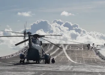 Helicóptero Z-18 o similar de la Armada china estacionado en la cubierta de vuelo del portaaviones Liaoning. Créditos: Armada de China.