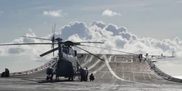Helicóptero Z-18 o similar de la Armada china estacionado en la cubierta de vuelo del portaaviones Liaoning. Créditos: Armada de China.