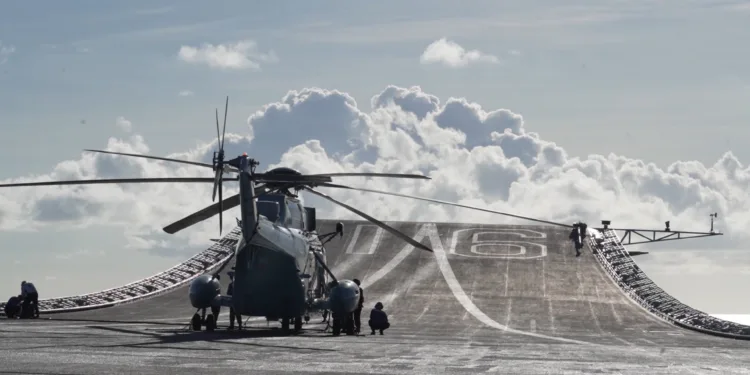 Helicóptero Z-18 o similar de la Armada china estacionado en la cubierta de vuelo del portaaviones Liaoning. Créditos: Armada de China.
