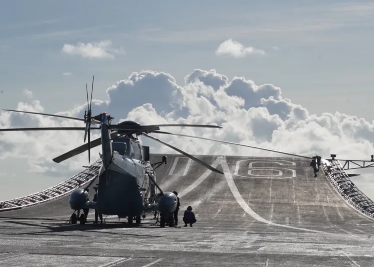 Helicóptero Z-18 o similar de la Armada china estacionado en la cubierta de vuelo del portaaviones Liaoning. Créditos: Armada de China.