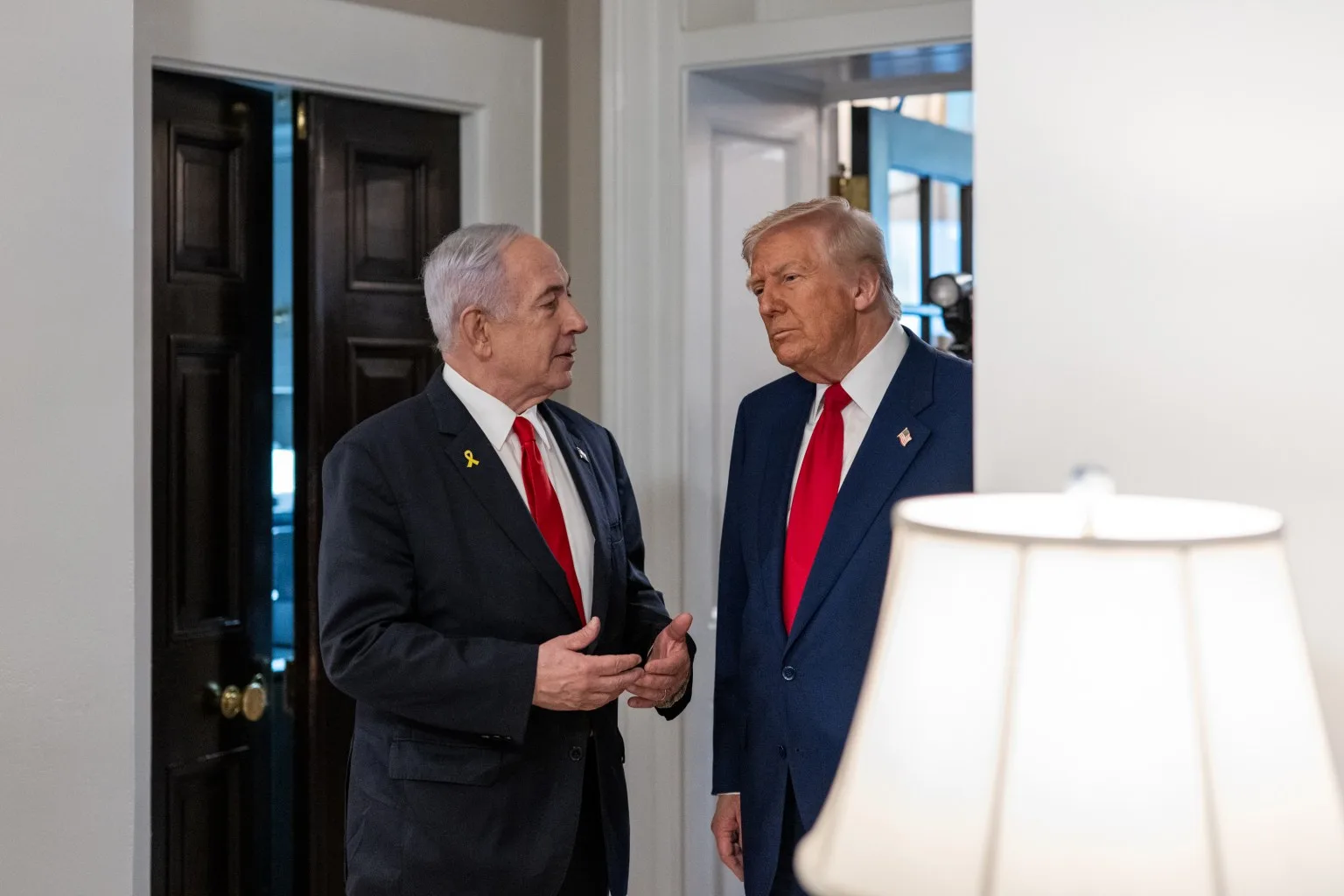 “Le dije: Bibi, tenemos que parar esto”, contó Trump, explicando que los combates estaban complicando sus planes con Irán. Créditos: AF Post.