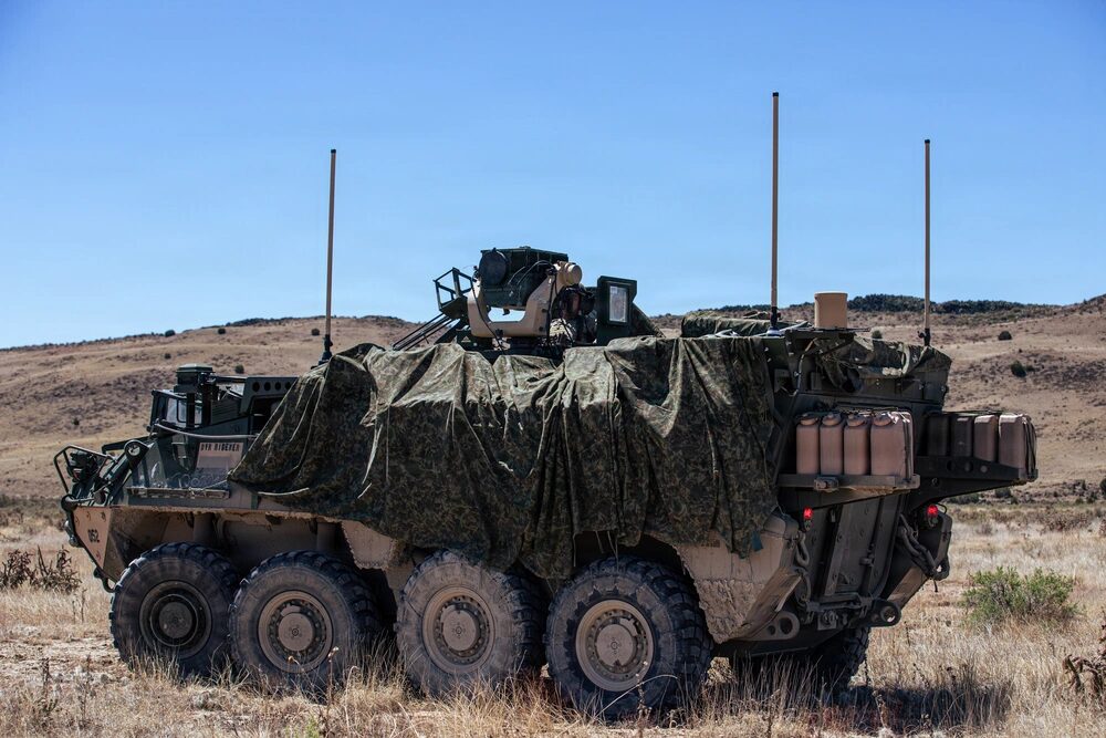 Un vehículo Stryker perteneciente a la Compañía Alpha, 1.er Batallón, 12.º Regimiento de Infantería, 2.ª Brigada de Combate Stryker, 4.ª División de Infantería, mantiene una posición defensiva durante un ejercicio de combate simulado como parte de Ivy Mass en el Campo de Maniobras de Piñon Canyon, Colorado, el 8 de mayo de 2026. El ejercicio incorporó elementos del Sistema de Mando y Control de Próxima Generación (NGC2) para poner a prueba capacidades que permiten una toma de decisiones más rápida e informada en el campo de batalla. Créditos: DVIDS.