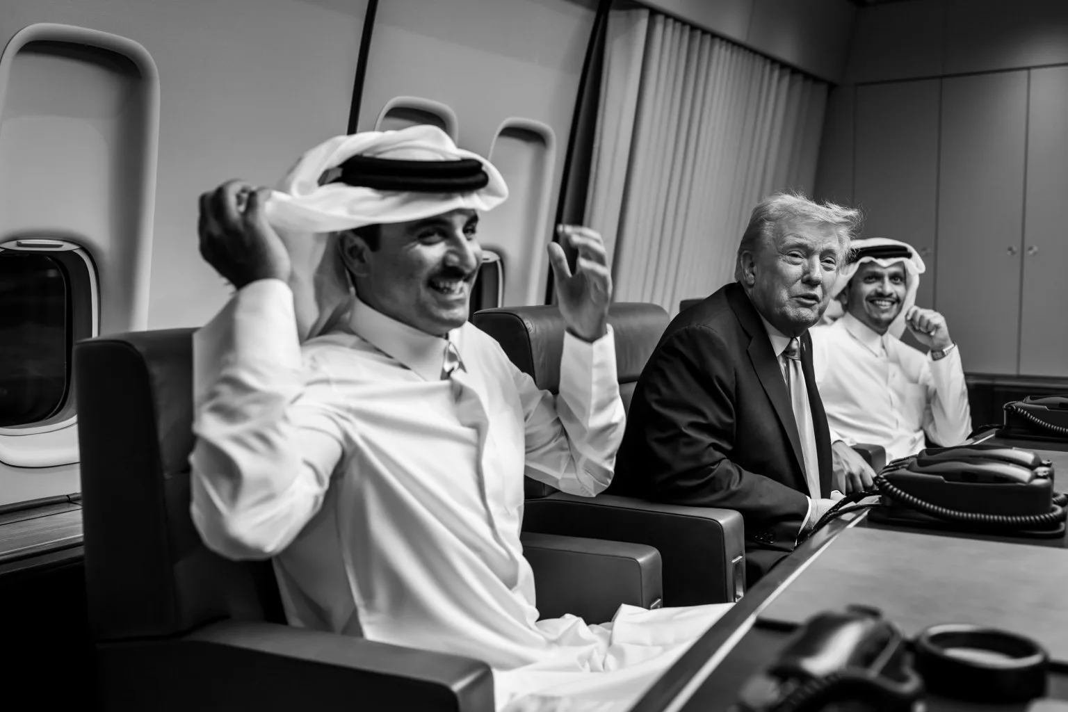 El presidente Donald Trump junto al emir de Qatar, el jeque Tamim bin Hamad Al-Thani, y con el primer ministro y ministro de Asuntos Exteriores, el jeque Mohammed bin Abdulrahman bin Jassim Al-Thani, a bordo del Air Force One durante una escala en Doha, de camino a la cumbre de la ASEAN en Malasia. Créditos: Galería de la Casa Blanca.
