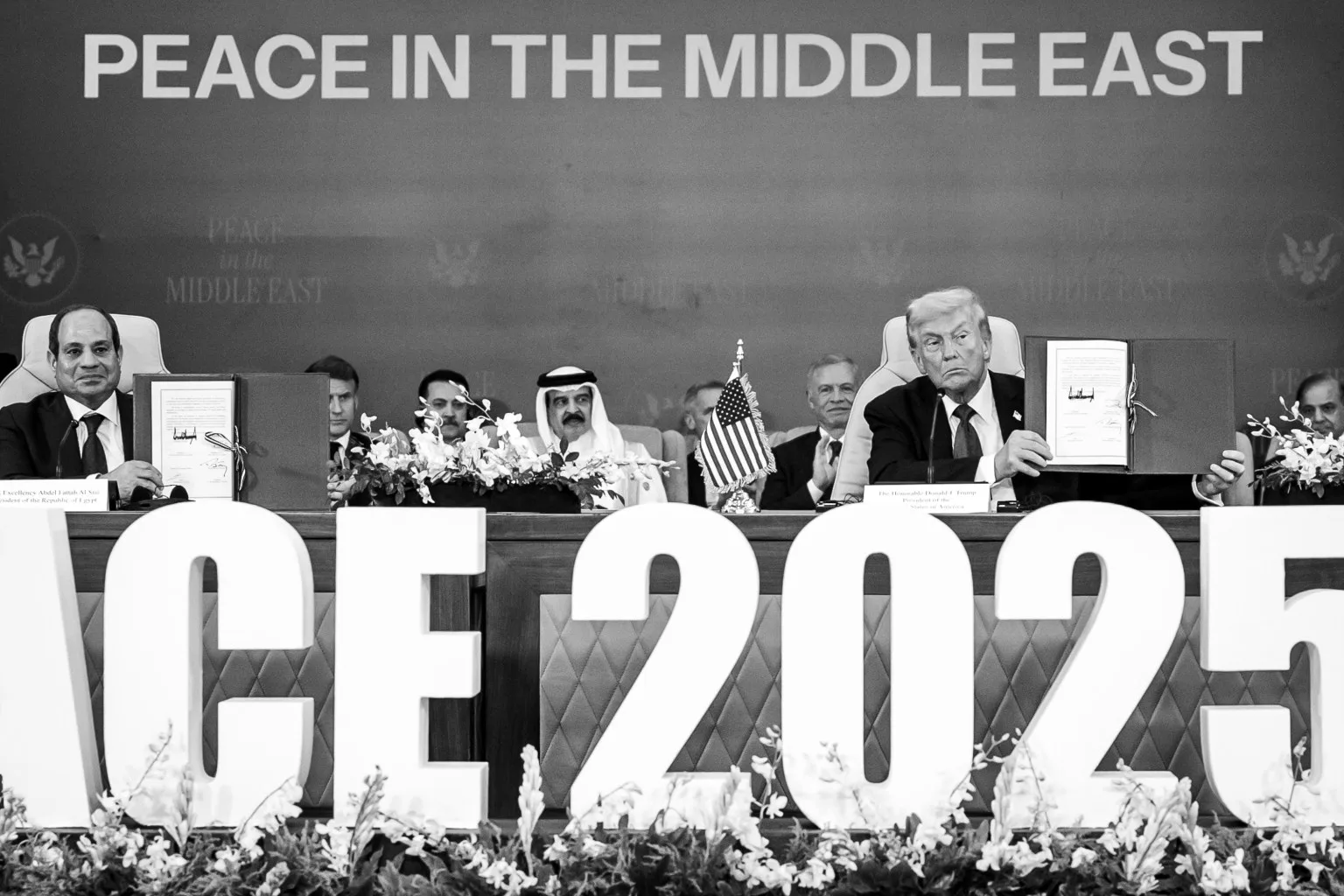 Cumbre por la Paz de Sharm el-Sheikh, realizada en Egipto el 13 de octubre de 2025, donde líderes de Estados Unidos, Egipto, Qatar y Turquía firmaron una declaración destinada a respaldar un acuerdo de alto el fuego en Gaza. Créditos: Galería de la Casa Blanca.