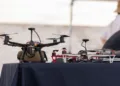 Drones desplegados durante la Demostración Operativa SkyValor en el Complejo de Defensa Aérea Cannon en Yuma, Arizona, el 13 de mayo de 2026. Este ejercicio, coordinado por la Fuerza de Tarea Conjunta Interagencial 401, muestra la capacidad de contrarrestar pequeños sistemas aéreos no tripulados del CACI. Créditos: Cuerpo de Marines de EE. UU. por la Cabo Sarah E. Foster.