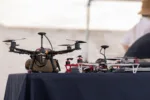 Drones desplegados durante la Demostración Operativa SkyValor en el Complejo de Defensa Aérea Cannon en Yuma, Arizona, el 13 de mayo de 2026. Este ejercicio, coordinado por la Fuerza de Tarea Conjunta Interagencial 401, muestra la capacidad de contrarrestar pequeños sistemas aéreos no tripulados del CACI. Créditos: Cuerpo de Marines de EE. UU. por la Cabo Sarah E. Foster.