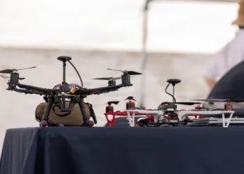 Drones desplegados durante la Demostración Operativa SkyValor en el Complejo de Defensa Aérea Cannon en Yuma, Arizona, el 13 de mayo de 2026. Este ejercicio, coordinado por la Fuerza de Tarea Conjunta Interagencial 401, muestra la capacidad de contrarrestar pequeños sistemas aéreos no tripulados del CACI. Créditos: Cuerpo de Marines de EE. UU. por la Cabo Sarah E. Foster.