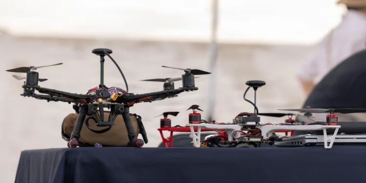Drones desplegados durante la Demostración Operativa SkyValor en el Complejo de Defensa Aérea Cannon en Yuma, Arizona, el 13 de mayo de 2026. Este ejercicio, coordinado por la Fuerza de Tarea Conjunta Interagencial 401, muestra la capacidad de contrarrestar pequeños sistemas aéreos no tripulados del CACI. Créditos: Cuerpo de Marines de EE. UU. por la Cabo Sarah E. Foster.