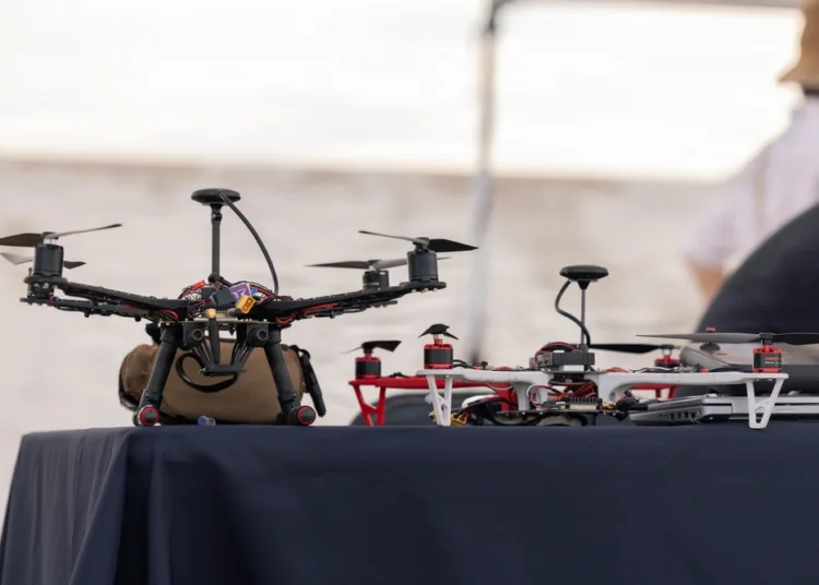 Drones desplegados durante la Demostración Operativa SkyValor en el Complejo de Defensa Aérea Cannon en Yuma, Arizona, el 13 de mayo de 2026. Este ejercicio, coordinado por la Fuerza de Tarea Conjunta Interagencial 401, muestra la capacidad de contrarrestar pequeños sistemas aéreos no tripulados del CACI. Créditos: Cuerpo de Marines de EE. UU. por la Cabo Sarah E. Foster.