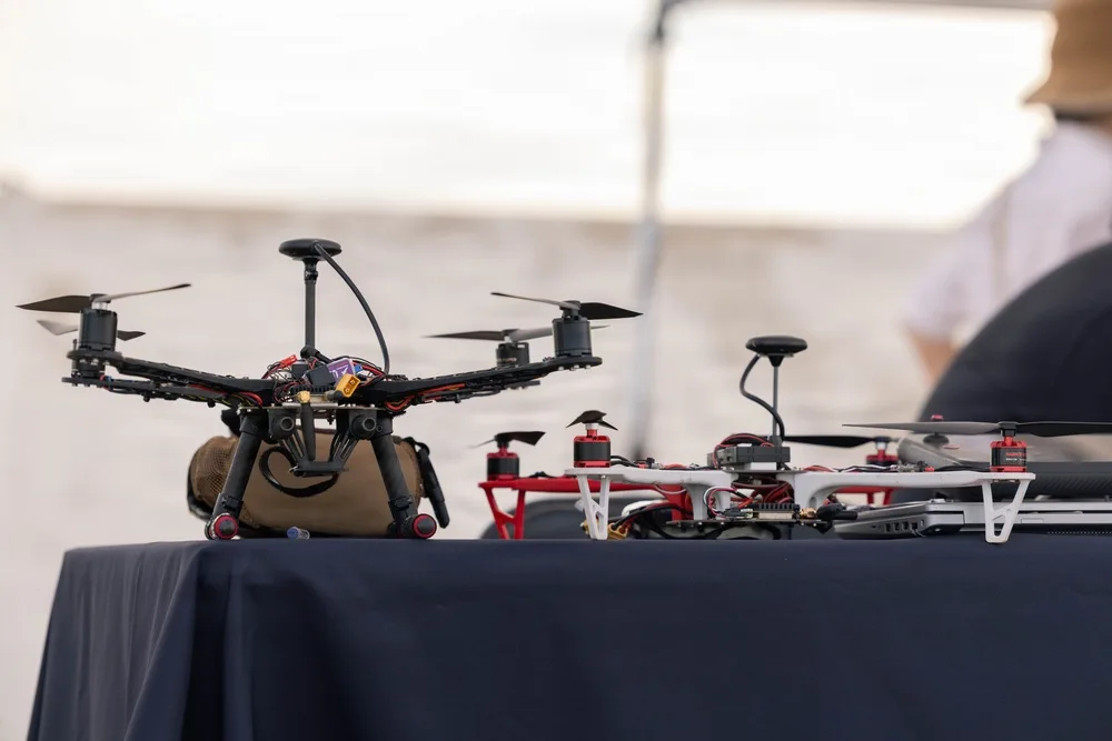 Drones desplegados durante la Demostración Operativa SkyValor en el Complejo de Defensa Aérea Cannon en Yuma, Arizona, el 13 de mayo de 2026. Este ejercicio, coordinado por la Fuerza de Tarea Conjunta Interagencial 401, muestra la capacidad de contrarrestar pequeños sistemas aéreos no tripulados del CACI. Créditos: Cuerpo de Marines de EE. UU. por la Cabo Sarah E. Foster.