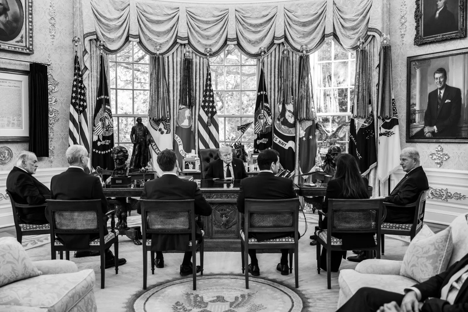 El presidente Donald J. Trump se reúne con el embajador del Líbano en EE. UU. y con el embajador de Israel en EE. UU. en el Despacho Oval. Créditos: Galería de la Casa Blanca.