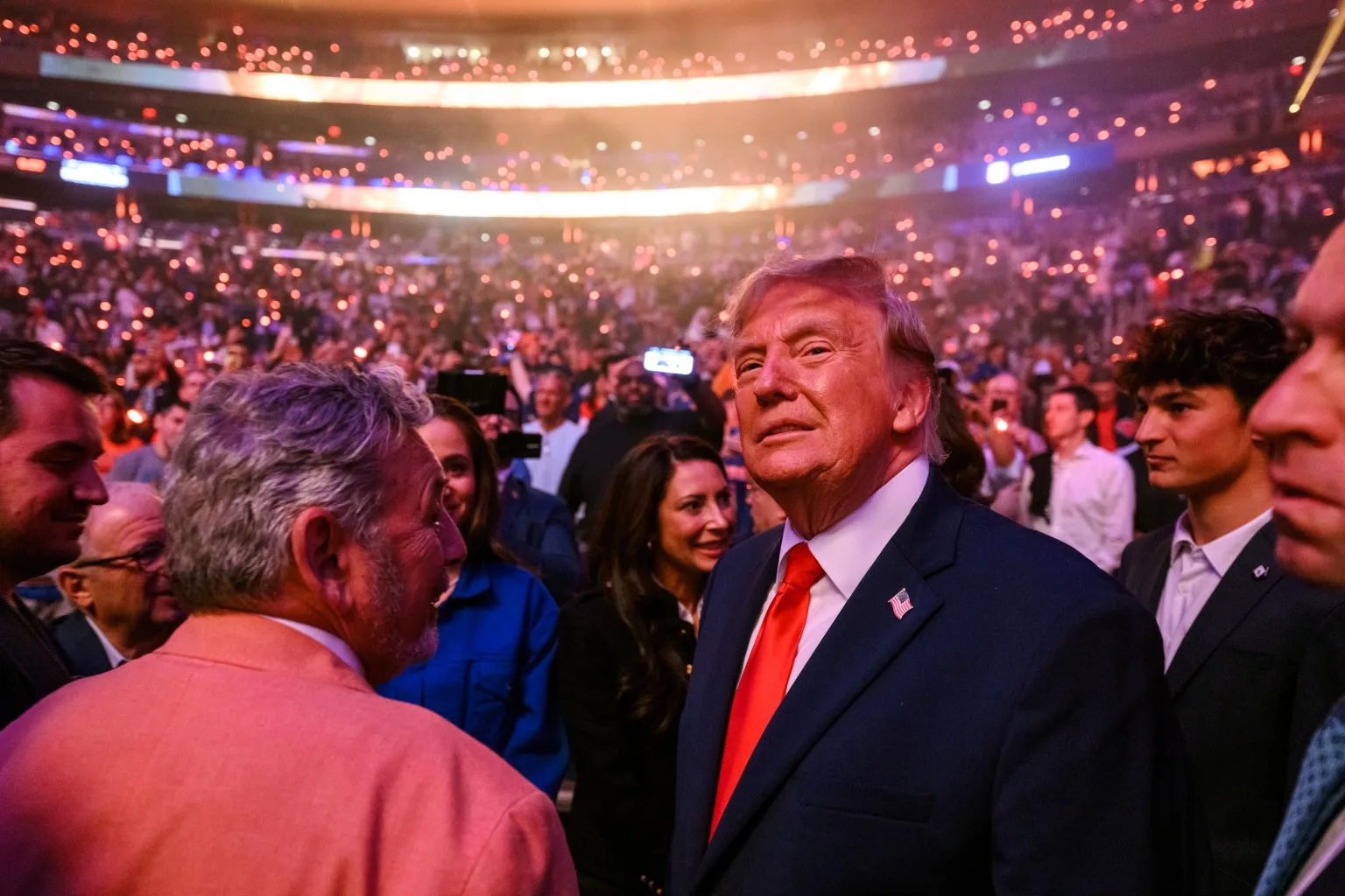 El presidente Donald J. Trump asiste al tercer partido de las finales de la NBA en el Madison Square Garden de Nueva York. Galería de la Casa Blanca.