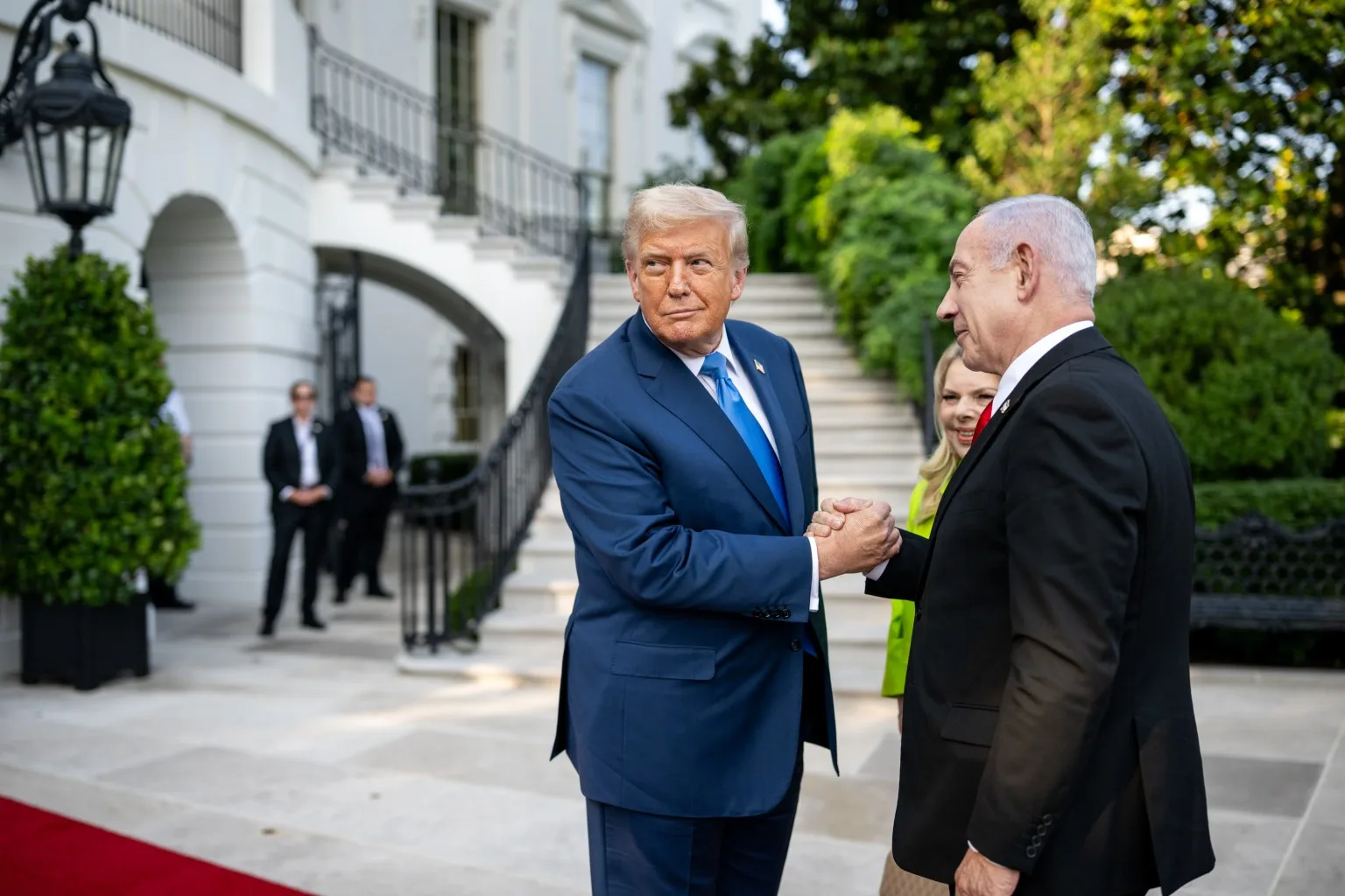 El presidente Donald J. Trump da la bienvenida al primer ministro israelí, Benjamin Netanyahu, a la Casa Blanca. Créditos: Galería de la Casa Blanca.