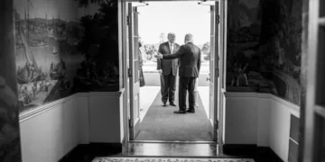 El presidente Donald J. Trump da la bienvenida al primer ministro israelí, Benjamin Netanyahu, a la Casa Blanca. Créditos: Galería de la Casa Blanca.