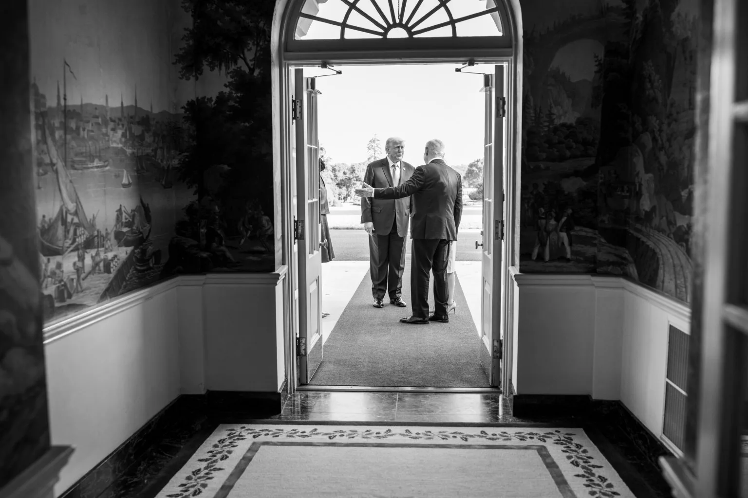 El presidente Donald J. Trump da la bienvenida al primer ministro israelí, Benjamin Netanyahu, a la Casa Blanca. Créditos: Galería de la Casa Blanca.