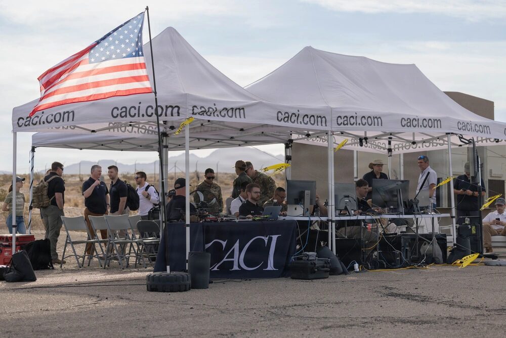 Personal militar estadounidense y contratistas civiles de CACI trabajan en el centro de operaciones instalado durante la Demostración Operativa SkyValor en el Complejo de Defensa Aérea Cannon en Yuma, Arizona, el 13 de mayo de 2026. Créditos: Cuerpo de Marines de EE. UU. por la cabo Sarah E. Foster.