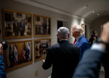 Trump confirmó que llamó a Netanyahu “fucking crazy” durante una tensa llamada telefónica, diciendo que no estaba “enojado” sino “perturbado” por las acciones del Primer Ministro en Líbano. Créditos: AF Post.