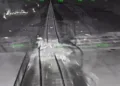 Una unidad de drones ucraniana inutilizó durante la noche un puente ferroviario clave situado en el centro de la parte oriental de Crimea, ocupada por Rusia, según confirmaron las Fuerzas de Operaciones Especiales (SSO) del país, que difundieron imágenes de los daños. Créditos: Euromaidan.