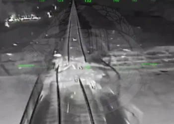 Una unidad de drones ucraniana inutilizó durante la noche un puente ferroviario clave situado en el centro de la parte oriental de Crimea, ocupada por Rusia, según confirmaron las Fuerzas de Operaciones Especiales (SSO) del país, que difundieron imágenes de los daños. Créditos: Euromaidan.