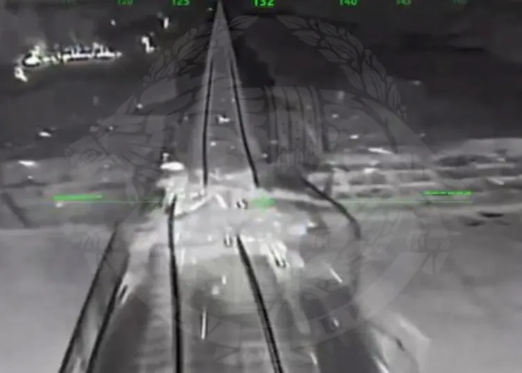 Una unidad de drones ucraniana inutilizó durante la noche un puente ferroviario clave situado en el centro de la parte oriental de Crimea, ocupada por Rusia, según confirmaron las Fuerzas de Operaciones Especiales (SSO) del país, que difundieron imágenes de los daños. Créditos: Euromaidan.
