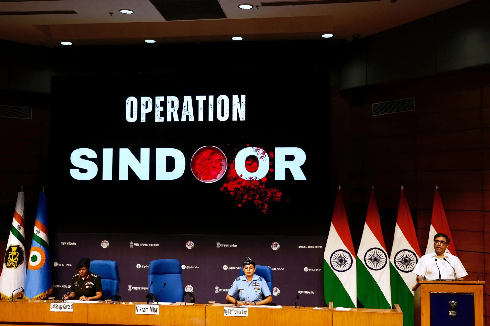 Un gráfico que anunciaba la operación militar de India incluía un tarro de sindoor derramado, que parecía sangre salpicada. El sindoor, o polvo bermellón, es un marcador tradicional del estado civil de las mujeres hindúes.Créditos: Manish Swarup vía Associated Press.