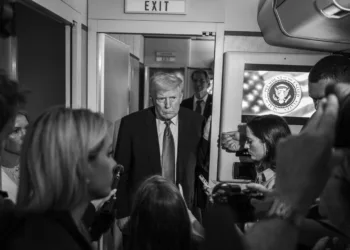 El presidente Trump ofrece una rueda de prensa en el AF1. Créditos: Galería de la Casa Blanca.