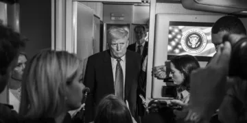 El presidente Trump ofrece una rueda de prensa en el AF1. Créditos: Galería de la Casa Blanca.