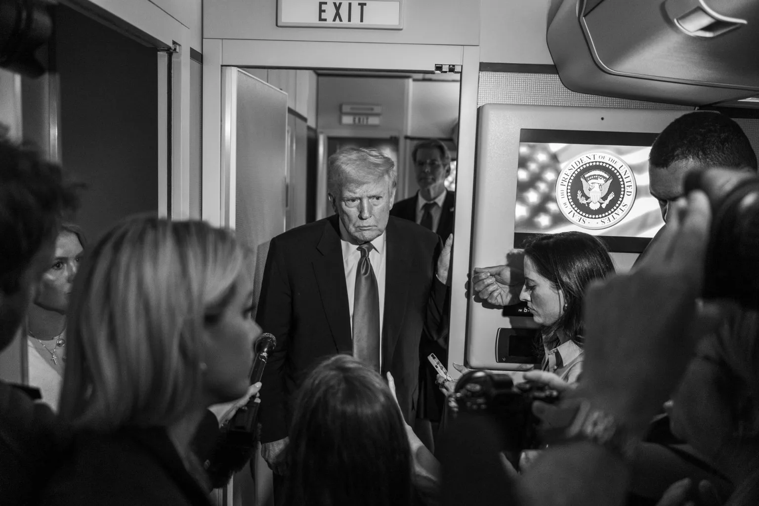 El presidente Trump ofrece una rueda de prensa en el AF1. Créditos: Galería de la Casa Blanca.