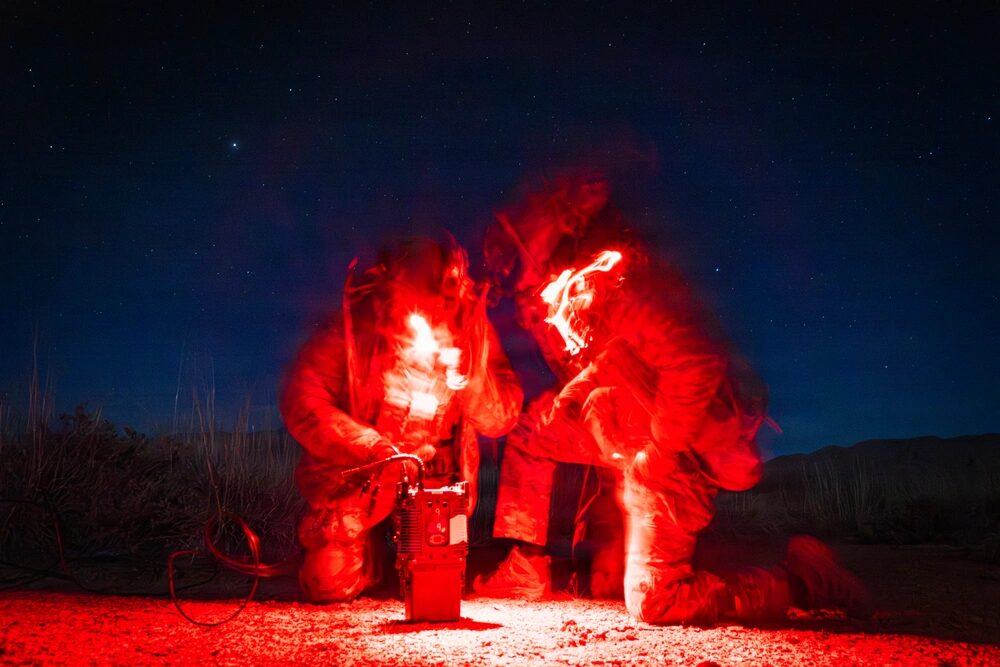 Las Boinas Verdes del 10.º Grupo de Fuerzas Especiales (Aerotransportadas) participaron en el Ejercicio Diesel 26 para evaluar cómo las Fuerzas de Operaciones Especiales se integran en la arquitectura de Mando y Control de Próxima Generación (NGC2) del Ejército mientras operan en entornos austeros y con comunicaciones disputadas. Créditos: DVIDS.
