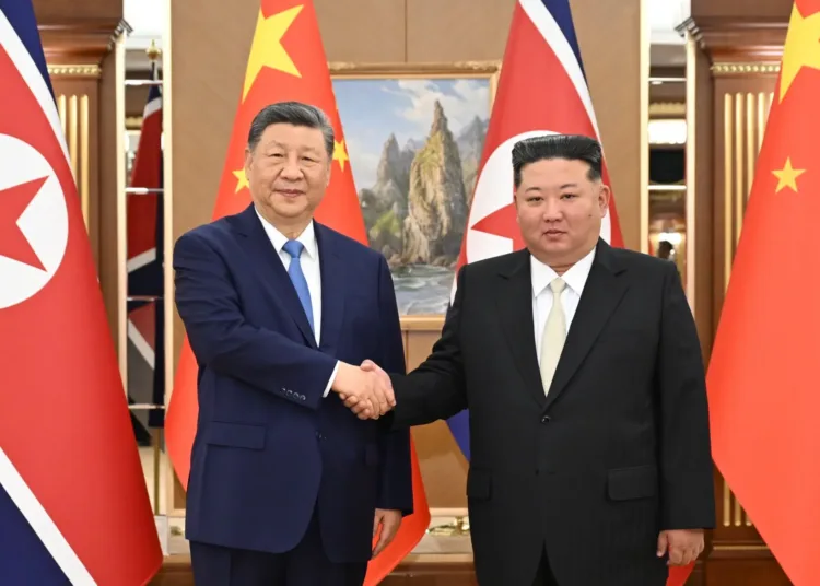 Xi Jinping es recibido por Kim Jong Un en su viaje a Corea del Norte. Crédito: The Times