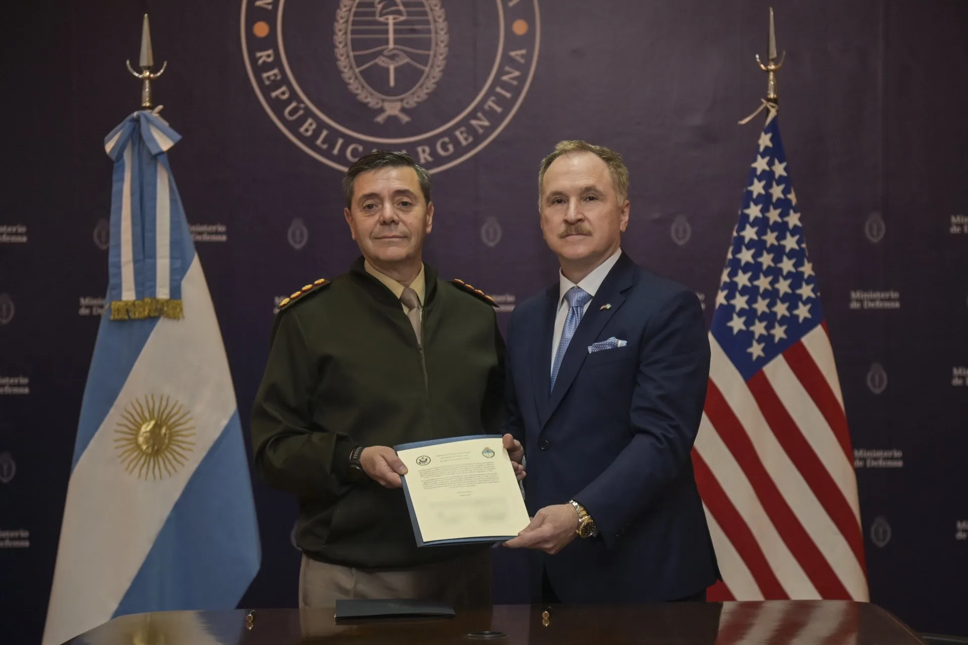 Entrega de cartas del Ministro de Defensa Carlos Presti al embajador de EE.UU. Peter Lamelas. Crédito: Ministerio de Defensa Argentina via X