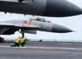 Un caza J-15 se prepara para despegar desde la cubierta del Liaoning, el primer portaaviones de China, durante un ejercicio en el Mar de China Meridional el lunes. Foto: CNS