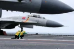 Un caza J-15 se prepara para despegar desde la cubierta del Liaoning, el primer portaaviones de China, durante un ejercicio en el Mar de China Meridional el lunes. Foto: CNS