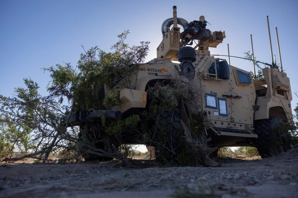 Un Sistema Integrado de Defensa Aérea Mk1 del Cuerpo de Marines de los Estados Unidos, asignado al 3er Batallón Antiaéreo Litoral, 3er Regimiento Litoral de Marines, 3ra División de Marines, está preparado para llevar a cabo defensa puntual en apoyo de operaciones contra sistemas aéreos no tripulados como parte del curso de Instructor de Armas y Tácticas 1-26 cerca de Wellton, Arizona (foto del Cuerpo de Marines de los EE. UU. por la Cabo Samantha Devine)