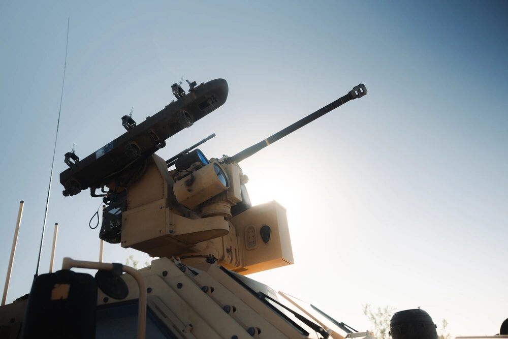 Un Sistema Integrado de Defensa Aérea Mk1 del Cuerpo de Marines de los Estados Unidos, asignado al 3er Batallón Litoral Antiaéreo, 3er Regimiento Litoral de Marines, 3ra División de Marines, está preparado para llevar a cabo defensa puntual en apoyo de operaciones contra sistemas aéreos no tripulados como parte del curso de Instructor de Armas y Tácticas 1-26 cerca de Wellton, Arizona. Foto del Cuerpo de Marines de los Estados Unidos por el Cabo Micah Thompson.