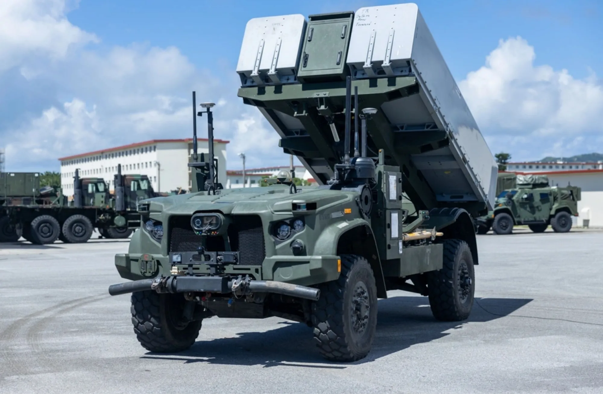 Los infantes de marina de los EE. UU. llevan a cabo misiones de fuego simuladas con un Sistema de Interdicción de Buques Expedicionario de la Armada-Marina en Camp Hansen, Okinawa, Japón, el 5 de septiembre de 2025. (Foto del Cuerpo de Infantería de Marina de los EE. UU. por el cabo Lucas Lu)