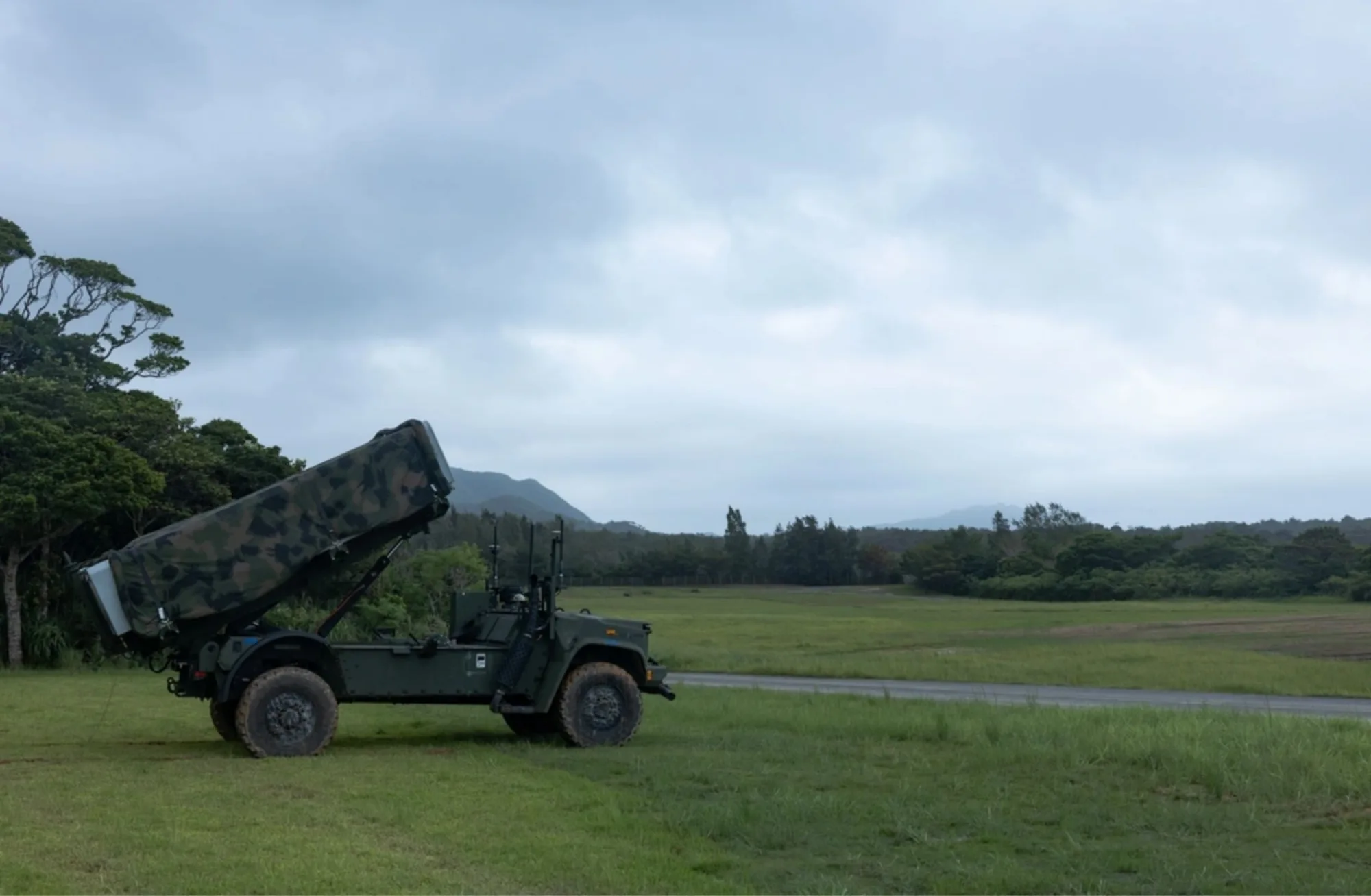 Infantes de Marina de los Estados Unidos con la 3.ª División de Marines ejecutan una misión de fuego simulada con el Sistema de Interdicción Naval-Expedicionario de la Marina durante un Ejercicio de Entrenamiento de Campo en Base Avanzada Expedicionaria en el Área de Entrenamiento Central, Camp Hansen, Okinawa, Japón, el 28 de julio de 2025. (Foto del Cuerpo de Infantería de Marina de los EE. UU. por el cabo Lucas Lu)