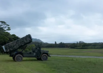 Infantes de Marina de los Estados Unidos con la 3.ª División de Marines ejecutan una misión de fuego simulada con el Sistema de Interdicción Naval-Expedicionario de la Marina durante un Ejercicio de Entrenamiento de Campo en Base Avanzada Expedicionaria en el Área de Entrenamiento Central, Camp Hansen, Okinawa, Japón, el 28 de julio de 2025. (Foto del Cuerpo de Infantería de Marina de los EE. UU. por el cabo Lucas Lu)