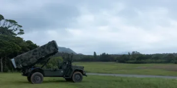 Infantes de Marina de los Estados Unidos con la 3.ª División de Marines ejecutan una misión de fuego simulada con el Sistema de Interdicción Naval-Expedicionario de la Marina durante un Ejercicio de Entrenamiento de Campo en Base Avanzada Expedicionaria en el Área de Entrenamiento Central, Camp Hansen, Okinawa, Japón, el 28 de julio de 2025. (Foto del Cuerpo de Infantería de Marina de los EE. UU. por el cabo Lucas Lu)