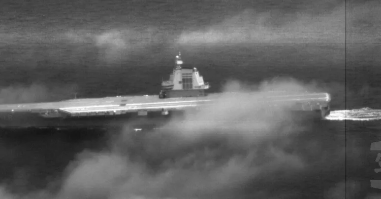 El Ministerio de Defensa Nacional declaró hoy que detectó al portaaviones Fujian (CV-18) del Partido Comunista Chino transitando por el estrecho de Taiwán. Las Fuerzas Armadas de la República de China emplearon métodos conjuntos de inteligencia, vigilancia y reconocimiento para monitorear de cerca todo el proceso y seguir sus movimientos. Créditos: Ministerio de Defensa de Taiwán.