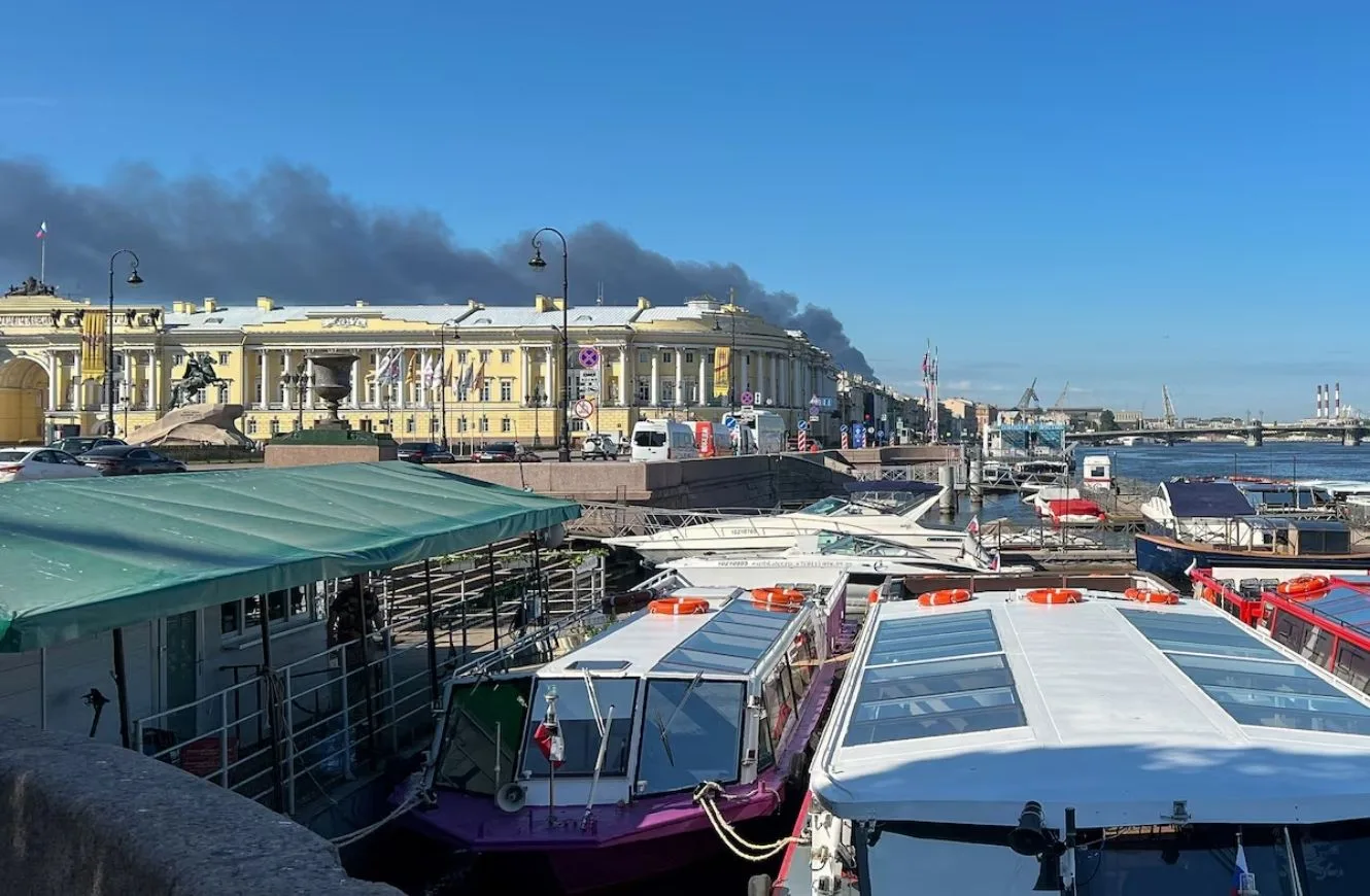 Densas columnas de humo se elevan después de que drones impactaran infraestructuras en varios distritos de San Petersburgo, según el gobernador Alexander Beglov, en San Petersburgo, Rusia, el 3 de junio de 2026. REUTERS/Stringer