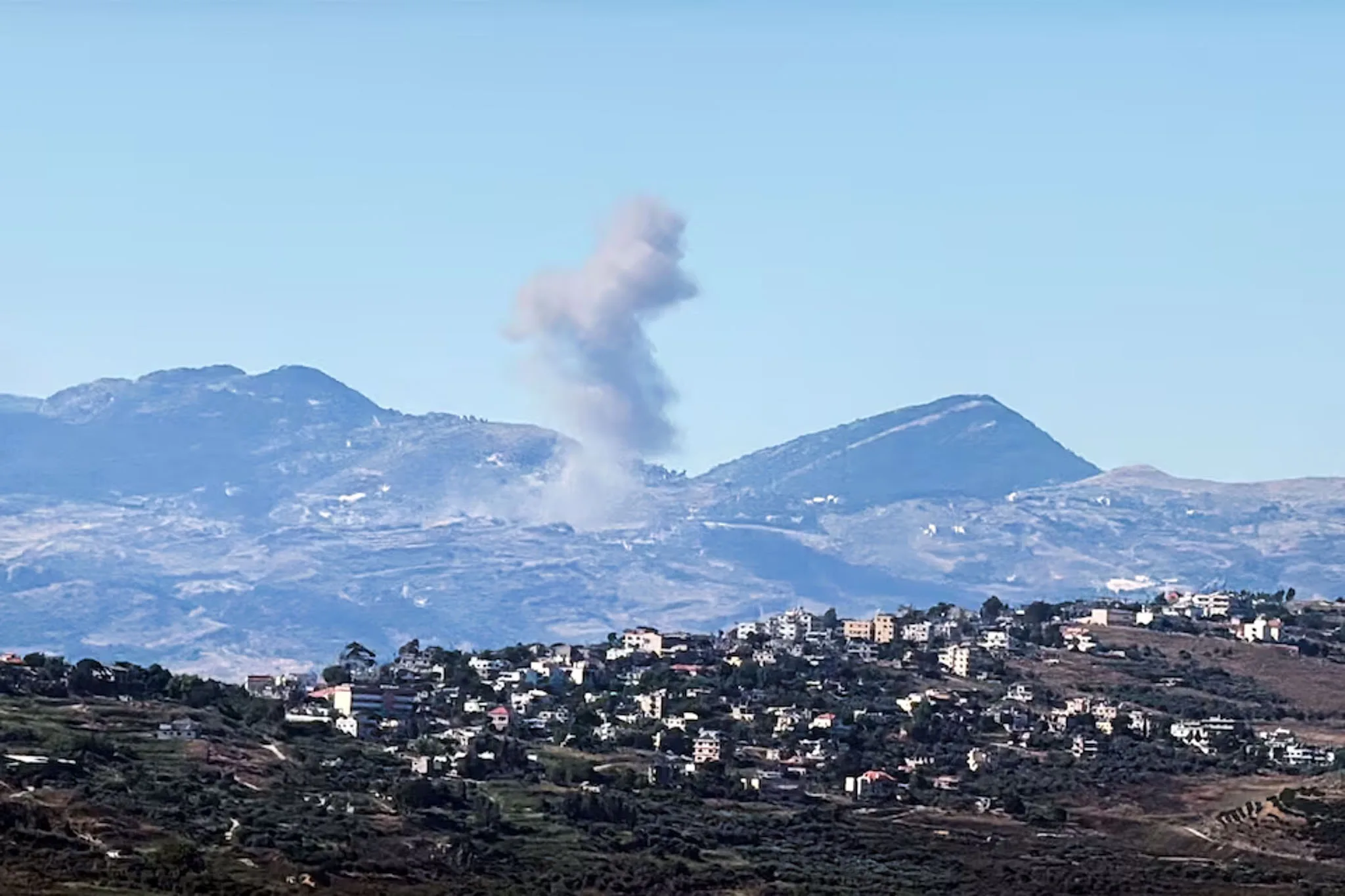 Se ve humo elevándose en el sur del Líbano tras un ataque israelí, después de que un alto cargo israelí declarara el viernes a Reuters que Israel y Hezbolá se encontraban en un alto el fuego, siempre y cuando Hezbolá no atacara a Israel, visto desde el lado israelí de la frontera entre Israel y el Líbano, en el norte de Israel, el 19 de junio de 2026. Fotografía tomada con un teléfono móvil. Créditos: Reuters.
