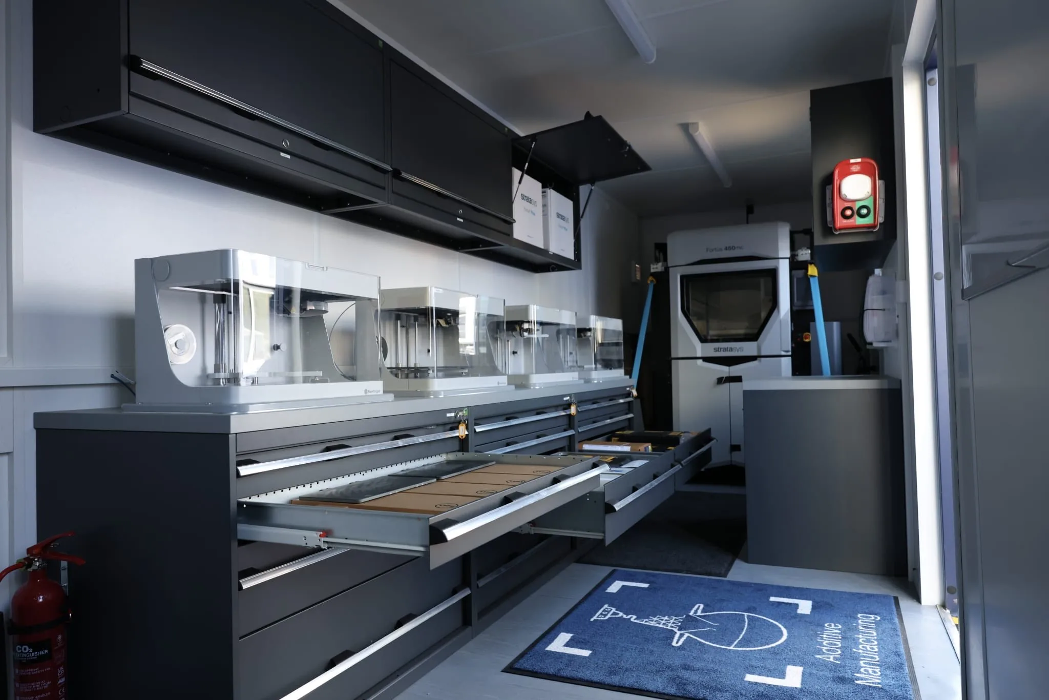 Llegada de dos talleres portátiles de fabricación aditiva a HMNB Clyde, que permiten a ingenieros navales escanear, diseñar e imprimir en 3D componentes críticos para submarinos directamente en el sitio. Créditos: Royal Navy in Scotland.