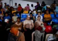 Las personas descansan mientras reciben tratamiento en un hospital de campaña tras los terremotos, en La Guaira (Venezuela), el 24 de junio. Créditos: Reuters.