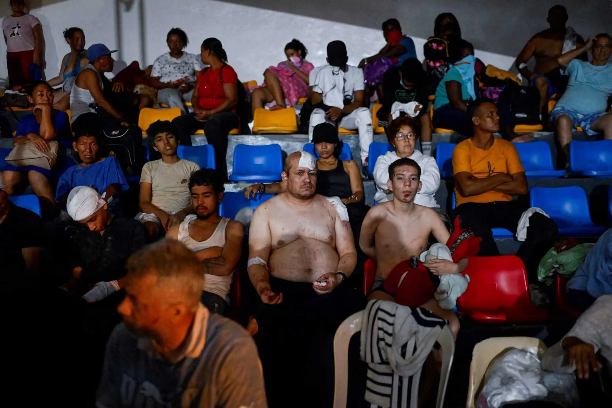 Las personas descansan mientras reciben tratamiento en un hospital de campaña tras los terremotos, en La Guaira (Venezuela), el 24 de junio. Créditos: Reuters.