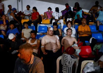 Las personas descansan mientras reciben tratamiento en un hospital de campaña tras los terremotos, en La Guaira (Venezuela), el 24 de junio. Créditos: Reuters.
