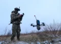 Operador ucraniano de dron FPV, 2025. Foto ilustrativa. Fuente: 92ª Brigada de Asalto