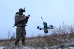 Operador ucraniano de dron FPV, 2025. Foto ilustrativa. Fuente: 92ª Brigada de Asalto
